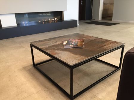 salontafel met Dekton blad en gelakt metalen frame