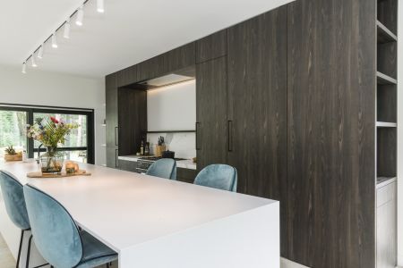 project DG in samenwerking met <a href='https://www.woonontwerp-peterdeckers.com/' target='_blank'>Woonontwerp Peter Deckers</a> en Bouwcenter Dils (foto Jonah Samyn)
