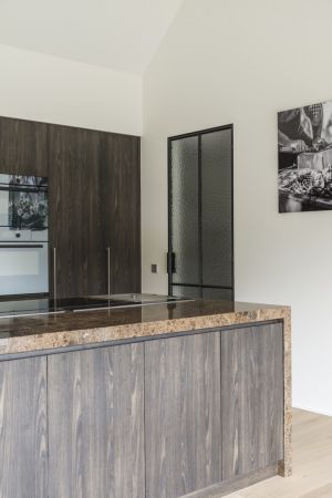 project LI in samenwerking met <a href='https://www.woonontwerp-peterdeckers.com/' target='_blank'>Woonontwerp Peter Deckers</a> en Bouwcenter Dils (foto Jonah Samyn)