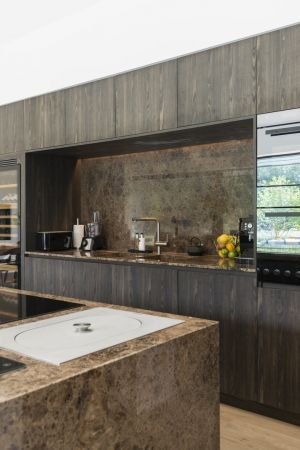 project LI in samenwerking met <a href='https://www.woonontwerp-peterdeckers.com/' target='_blank'>Woonontwerp Peter Deckers</a> en Bouwcenter Dils (foto Jonah Samyn)