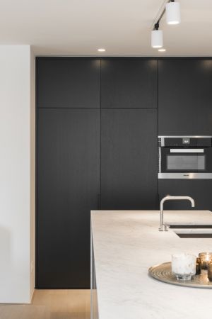 project NA in samenwerking met <a href='https://www.woonontwerp-peterdeckers.com/' target='_blank'>Woonontwerp Peter Deckers</a> en Bouwcenter Dils (foto Jonah Samyn)