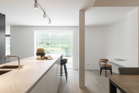 project NA in samenwerking met <a href='https://www.woonontwerp-peterdeckers.com/' target='_blank'>Woonontwerp Peter Deckers</a> en Bouwcenter Dils (foto Jonah Samyn)