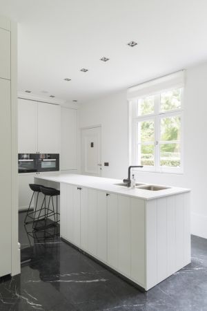 project VD in samenwerking met <a href='https://www.woonontwerp-peterdeckers.com/' target='_blank'>Woonontwerp Peter Deckers</a> en Bouwcenter Dils (foto Jonah Samyn)