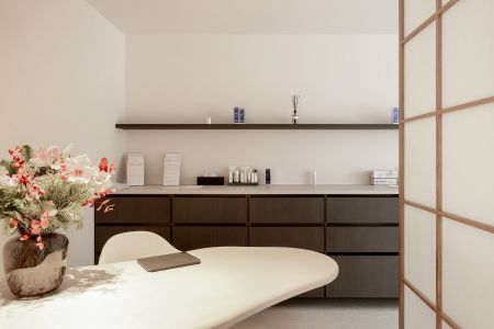Project VA Westerlo. praktijk van Dr. Hanna Aerts in samenwerking met SD Schrijnwerkerij, Devos Interieur en DILS | Fire • Stone • Wood. Fotografie door Aperture 8.6