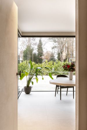 Project VA Westerlo. praktijk van Dr. Hanna Aerts in samenwerking met SD Schrijnwerkerij, Devos Interieur en DILS | Fire • Stone • Wood. Fotografie door Aperture 8.6