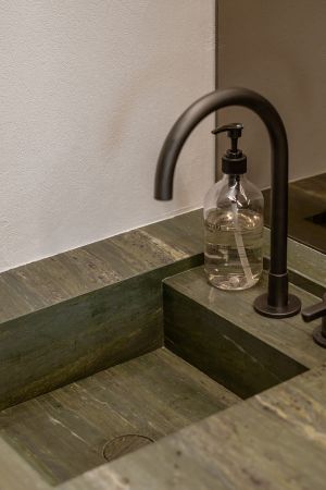 Project VA Westerlo. praktijk van Dr. Hanna Aerts in samenwerking met SD Schrijnwerkerij, Devos Interieur en DILS | Fire • Stone • Wood. Fotografie door Aperture 8.6